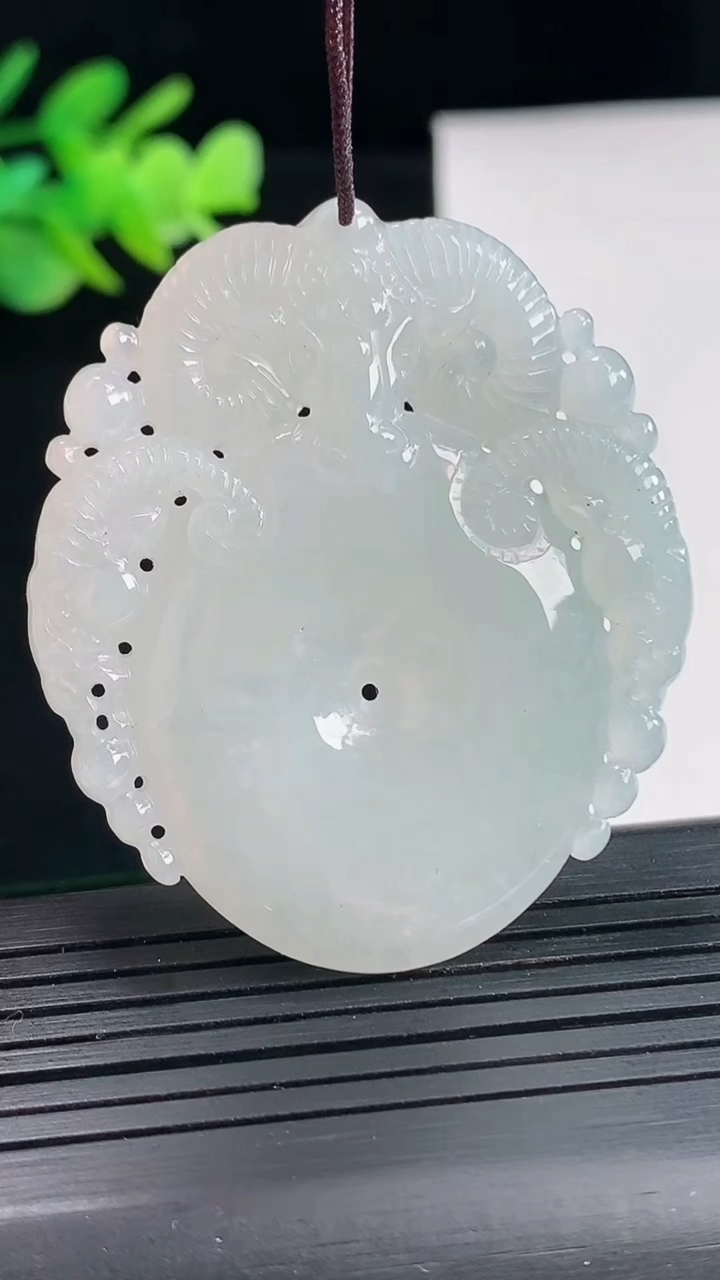 天然A货翡翠三羊开泰吊坠，尺寸49-42.5-5.6重量:22.60g
4月25日