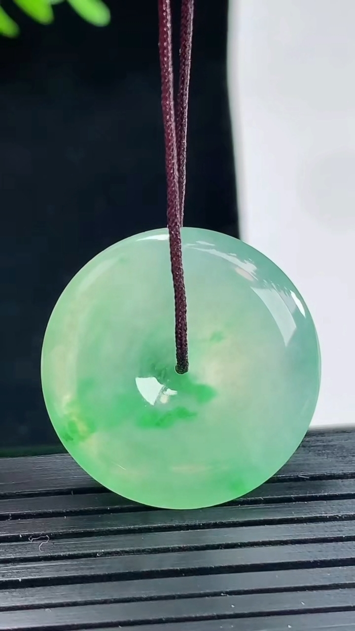 天然A货翡翠平安扣吊坠，尺寸25.5-4.5重量:6.01g
4月25日