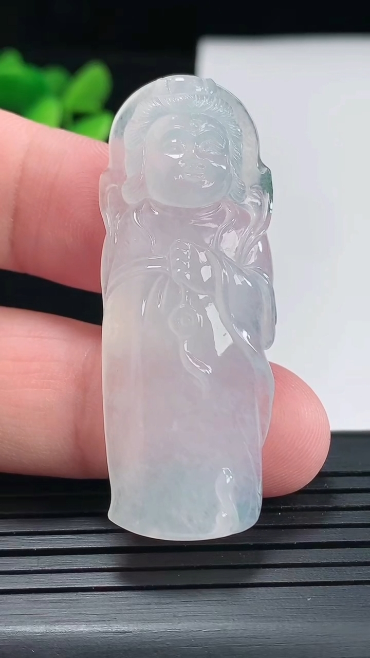 天然A货翡翠观音菩萨吊坠，尺寸50-19-5.5重量:10.04g
4月25日