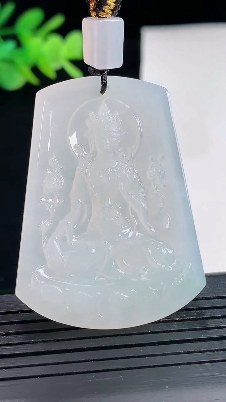 天然A货翡翠大势至菩萨吊坠，尺寸46.5-35-5重量:19.96g
4月25日