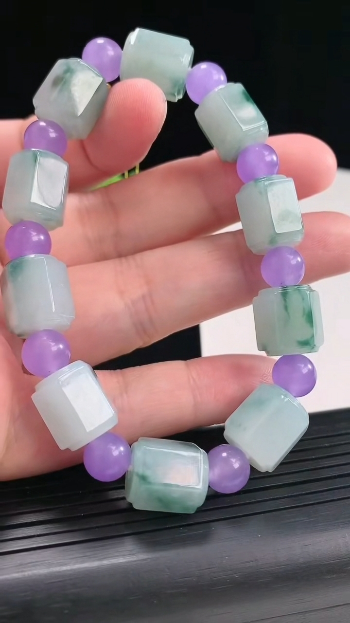 天然A货翡翠飘花路路通手串，尺寸13-11-10颗重量:46.99g4月25日
工厂直销收藏佳品,种好水足，色泽均匀，有种有色，上手高大气！