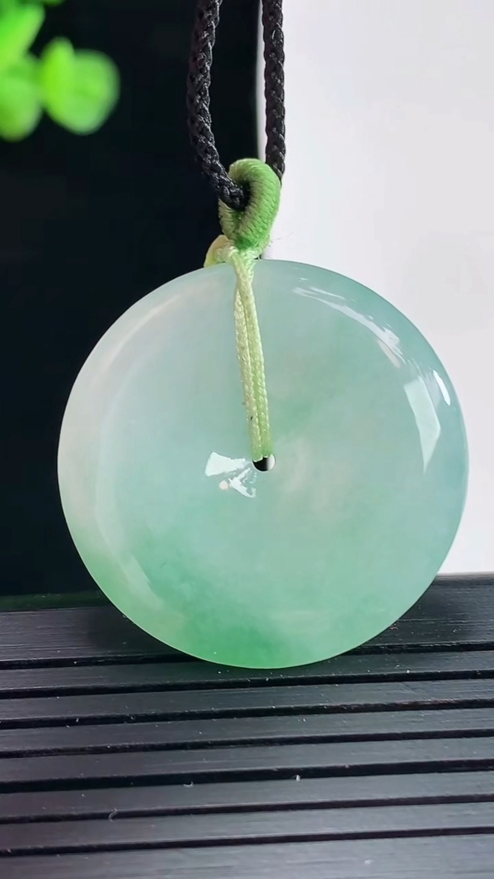 天然A货翡翠平安扣吊坠，尺寸29.5-5重量:9.83g
4月25日