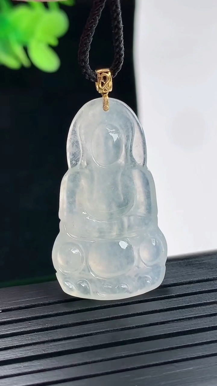 天然A货翡翠种白冰正装观音吊坠，尺寸33.6-20-3.5重量:4.30g
4月25日
