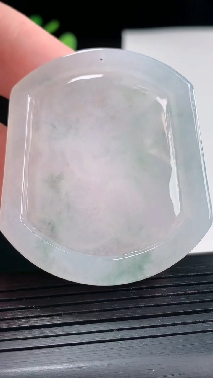 天然A货翡翠生肖蛇吊坠，尺寸52-44-4.8重量:26.28g
4月25日