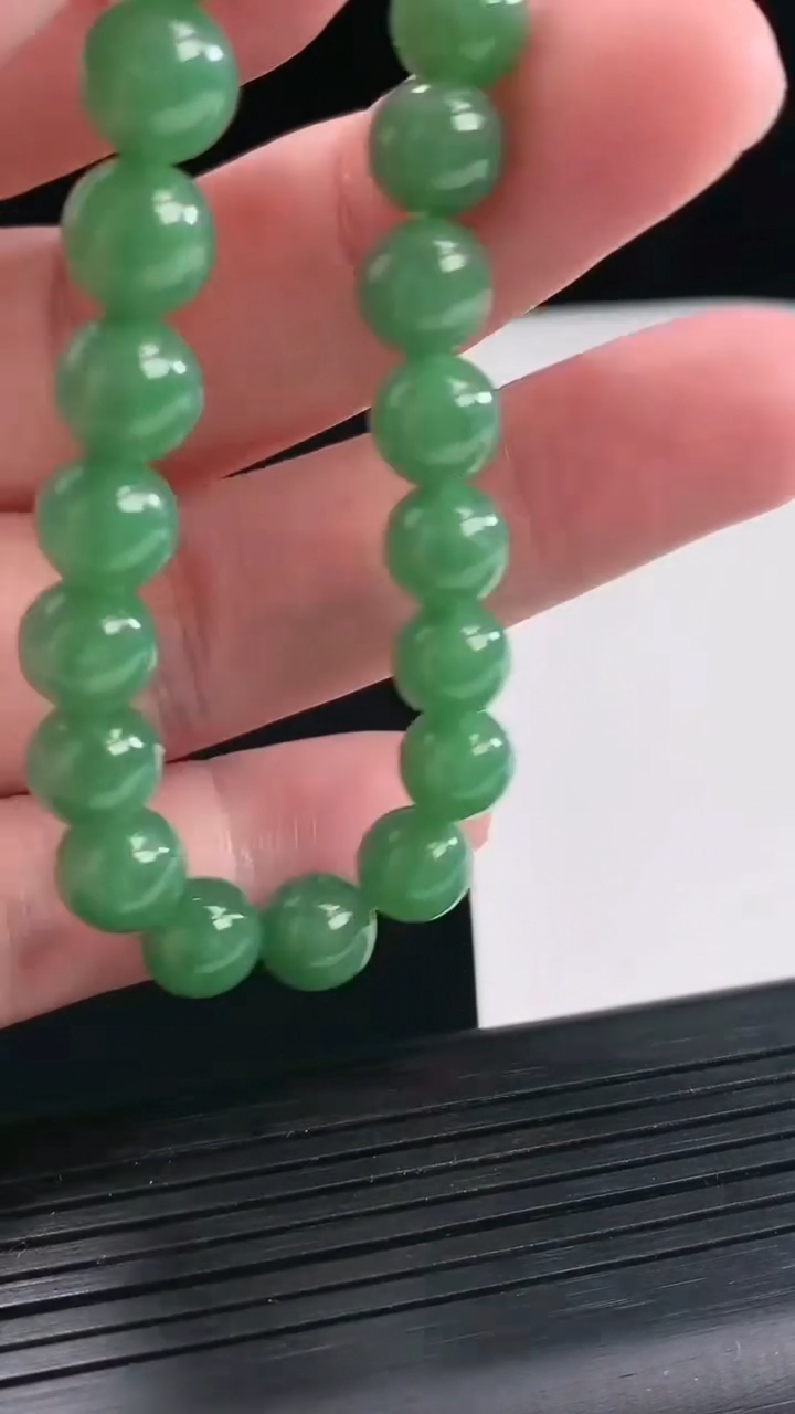 天然A货翡翠圆珠手串，尺寸8-22颗重量:19.74g4月25日
工厂直销收藏佳品,种好水足，色泽均匀，有种有色，上手高大气！