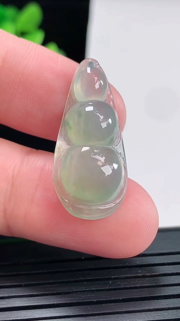 天然A货翡翠福豆吊坠，尺寸30.5-13.6-4.3重量:2.76g
4月25日