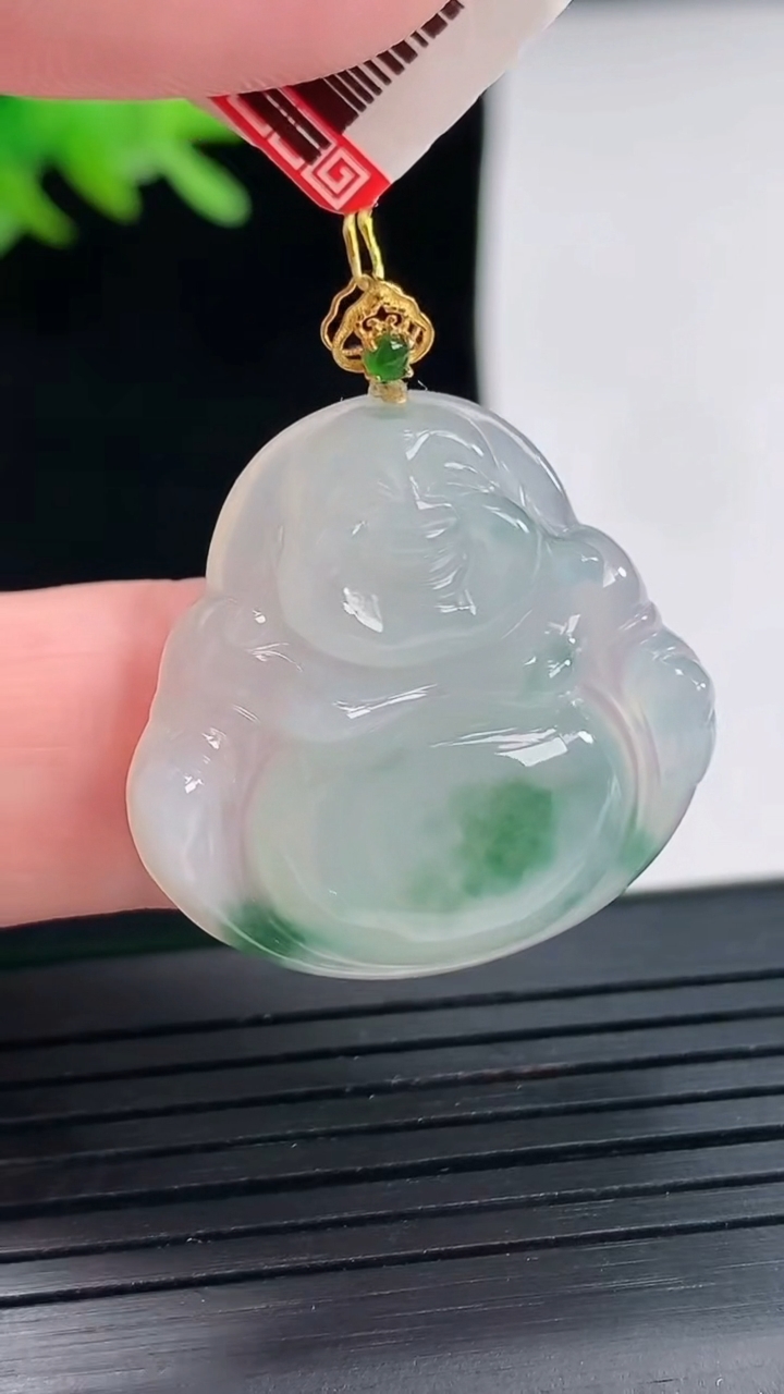 天然A货翡翠种飘花佛公吊坠，尺寸25.5-27-5.8重量:6.45g
4月25日