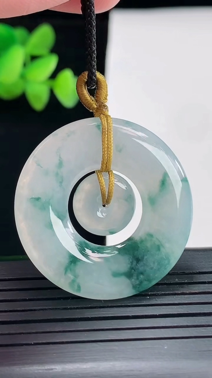 天然A货翡翠飘花子母平安扣吊坠，尺寸33-4.5重量:10.11g
4月25日