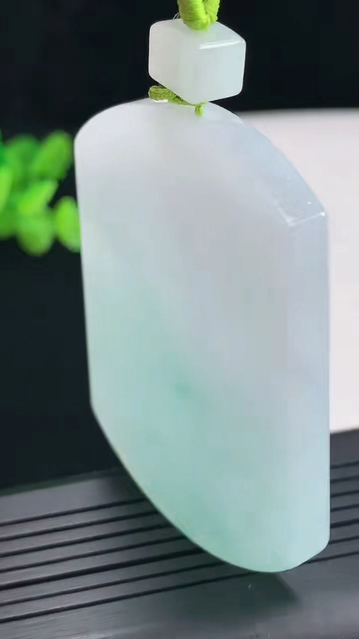 天然A货翡翠无事牌吊坠，尺寸55.6-41-5.8重量:41.04g
4月25日