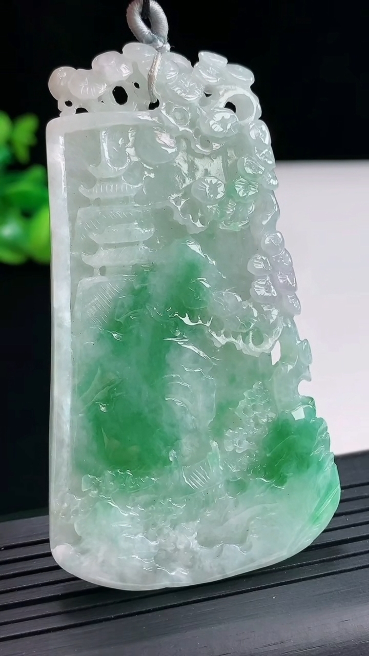 天然A货翡翠山水牌吊坠，尺寸74-42-5重量:35.90g
4月25日