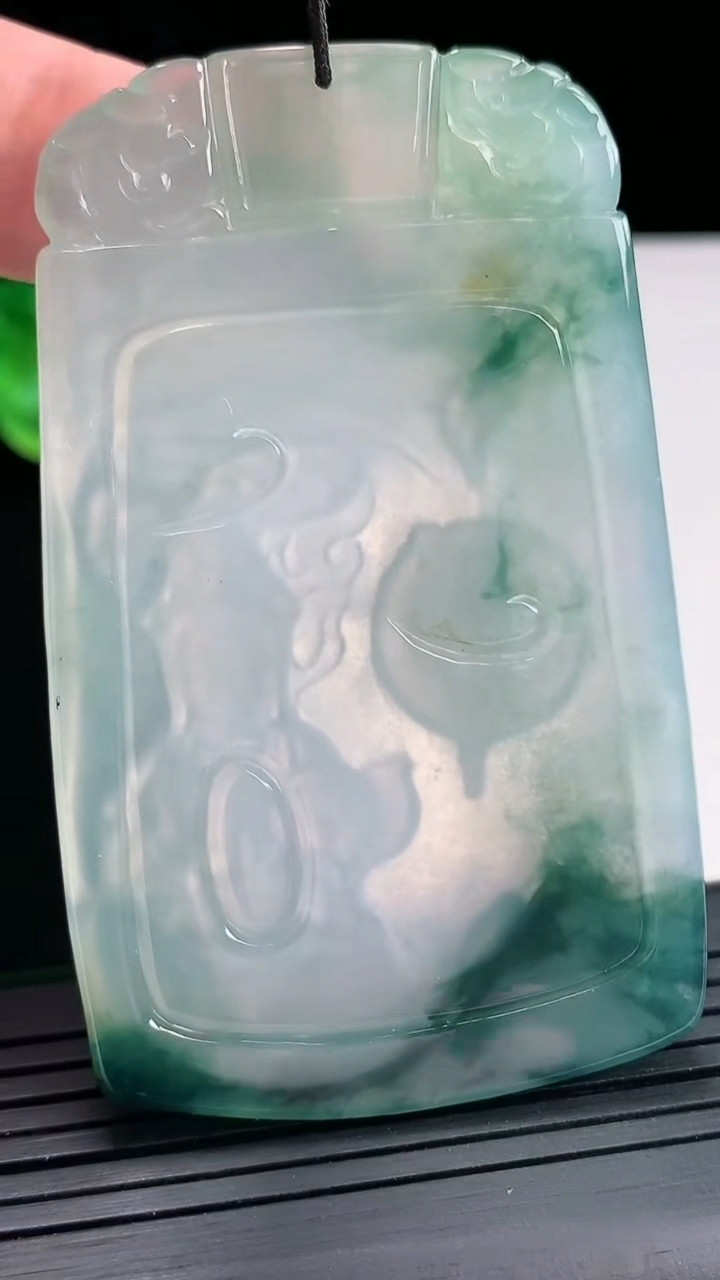 天然A货翡翠冰种飘花大势至菩萨吊坠，尺寸69-42-5.2重量:36.24g
4月25日