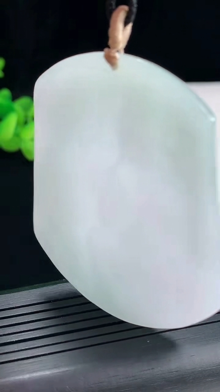 天然A货翡翠普贤菩萨吊坠，尺寸59.6-50-5.5重量:33.78g
4月25日