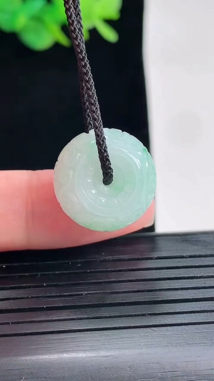 天然A货翡翠雕花路路通吊坠，尺寸17.5-11.5重量:6.62g
4月25日