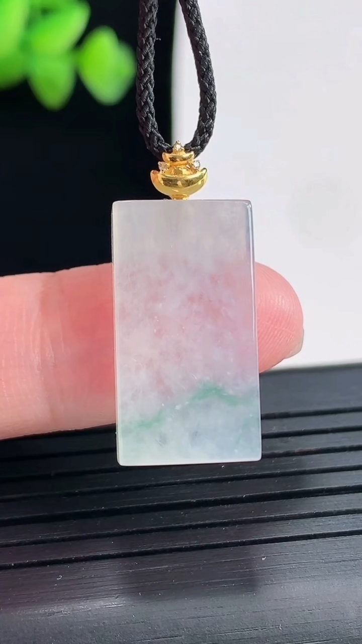 天然A货翡翠冰种18k金飘花无事牌吊坠，尺寸22.5-12-4.2重量:3.83g
4月25日