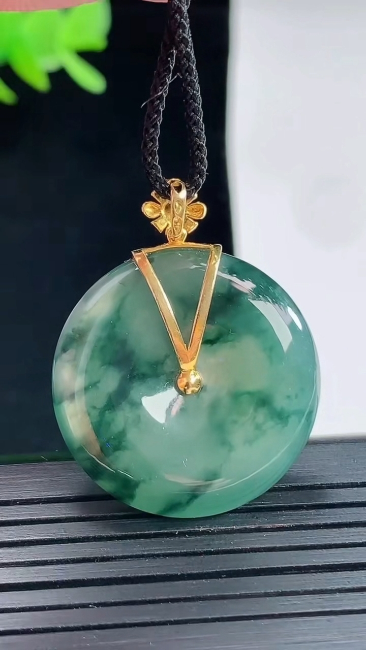 天然A货翡翠种飘花平安扣吊坠，尺寸26-5重量:8.40g
4月25日