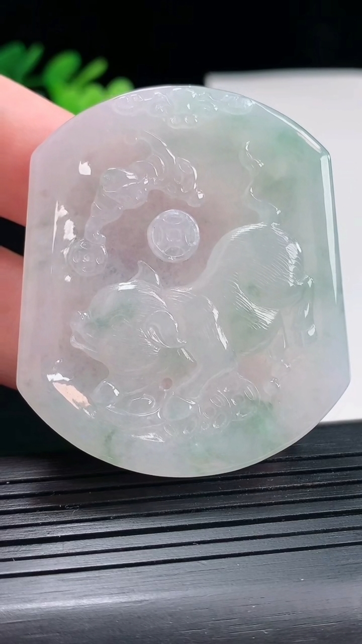 天然A货翡翠飘花生肖猪吊坠，尺寸53-45-5重量:27.56g
4月25日