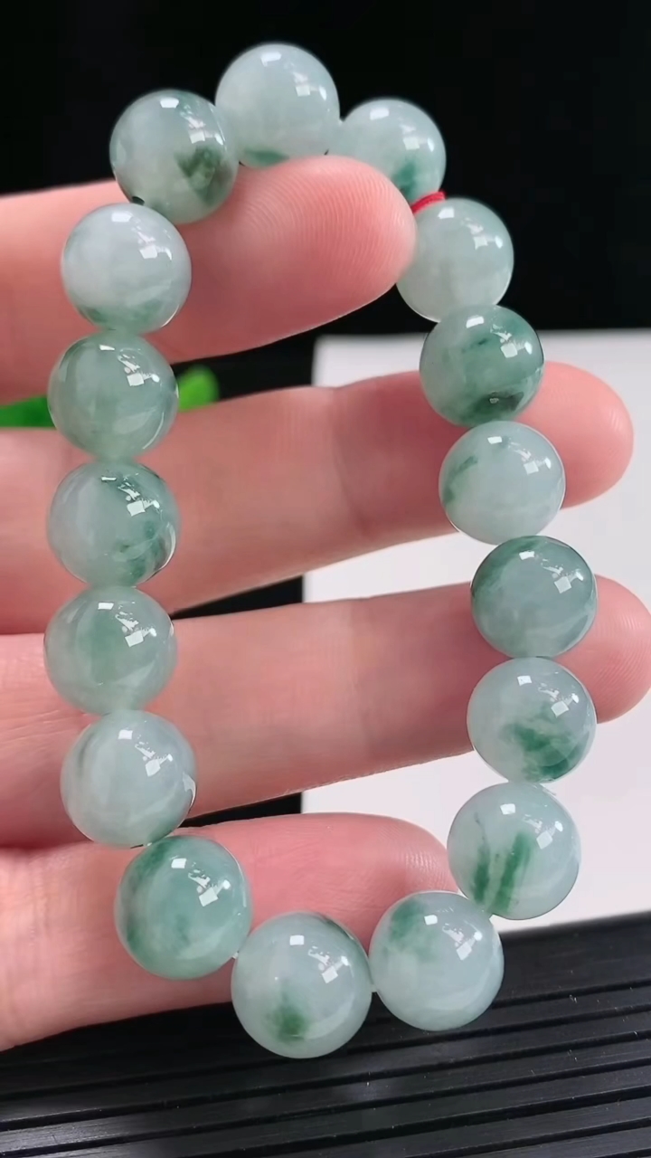 天然A货翡翠飘花圆珠手串，尺寸10.5-17颗重量:37.33g4月25日
工厂直销收藏佳品,种好水足，色泽均匀，有种有色，上手高大气！