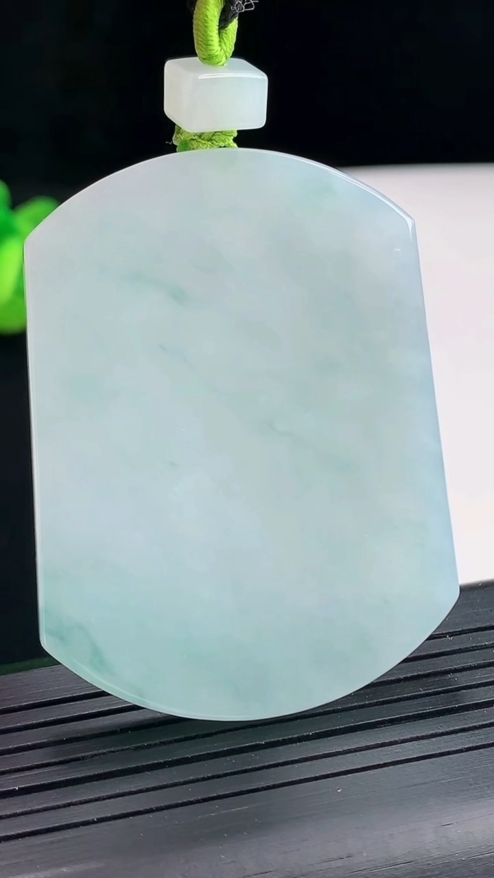 天然A货翡翠飘花无事牌吊坠，尺寸54-41-5.8重量:39.74g
4月25日