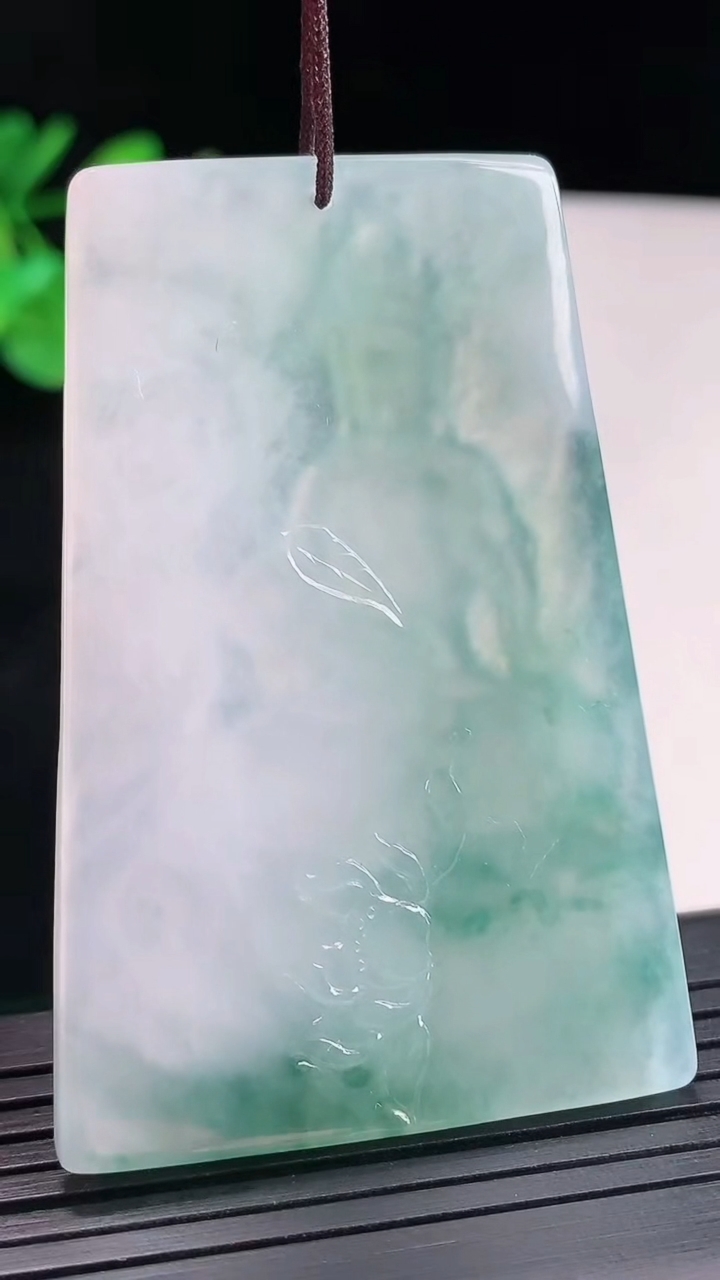 天然A货翡翠飘花普贤菩萨吊坠，尺寸58-39-4.6重量:25.16g
4月25日