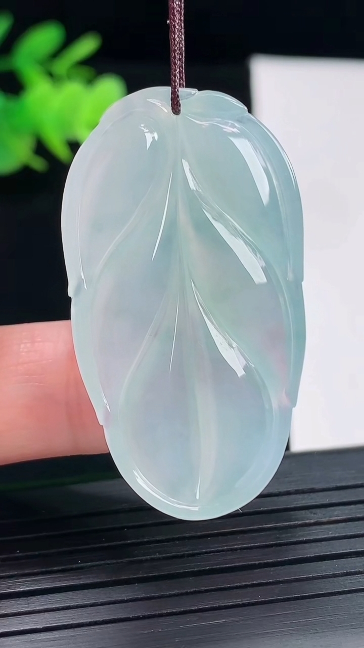 天然A货翡翠冰种飘花金枝玉叶 叶子吊坠，尺寸43.5-24.5-5.5重量:11.75g
4月25日