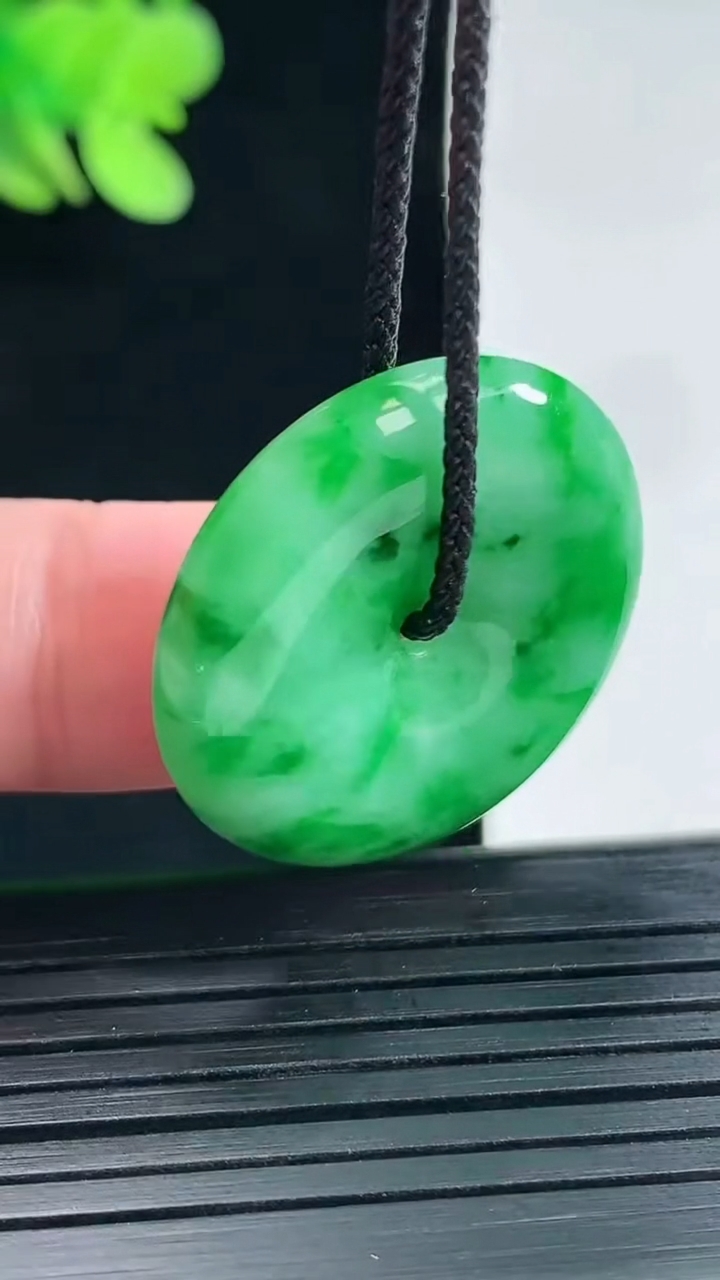 天然A货翡翠平安扣吊坠，尺寸27-5.6重量:8.65g
4月25日