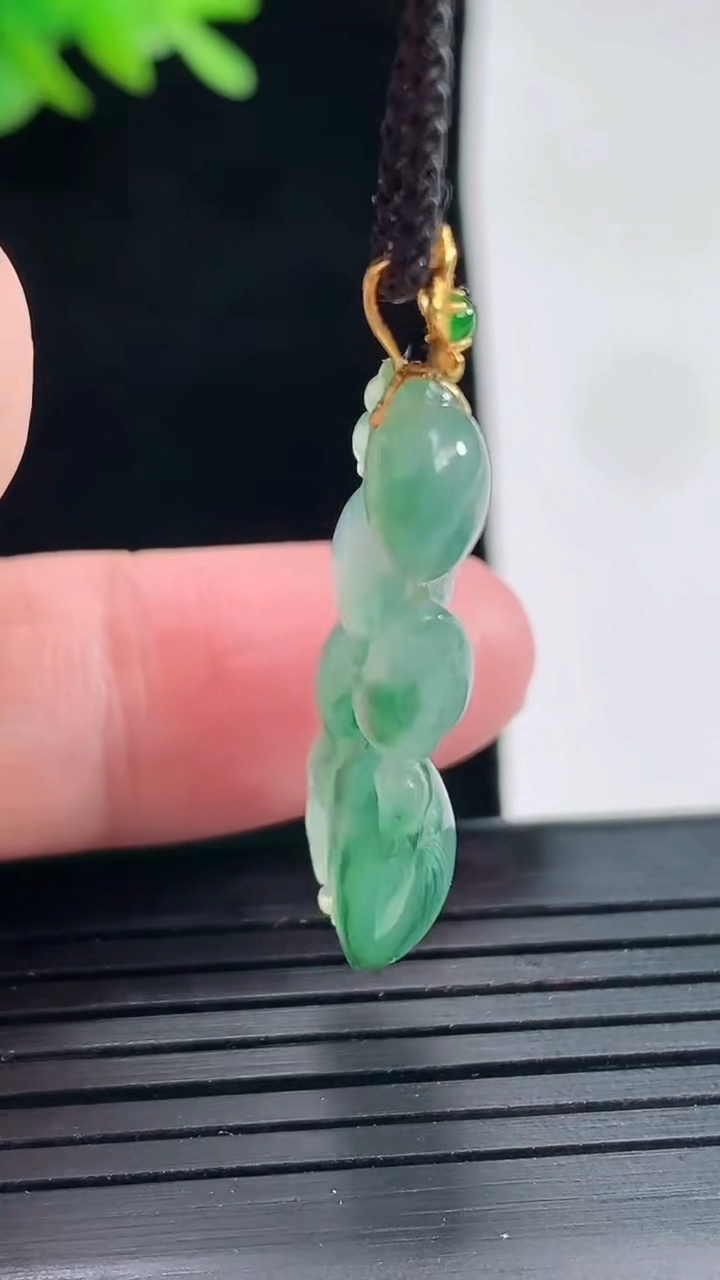 天然A货翡翠种飘花生肖猴吊坠，尺寸29-16.5-5重量:4.02g
4月25日