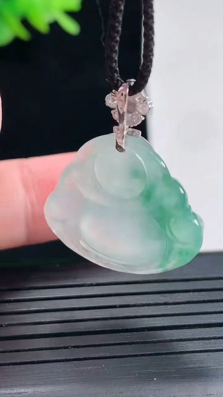 天然A货翡翠种飘花佛公吊坠，尺寸21.6-25-5.8重量:5.59g
4月25日