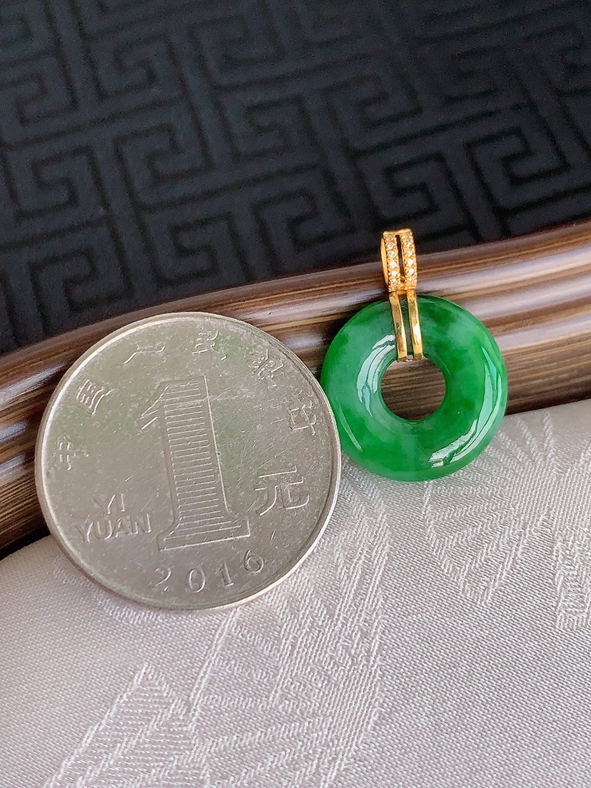 天然A货翡翠18K金镶嵌满绿平安环吊坠 
尺寸21-15.8-3.5mm 重量1.93g 0425