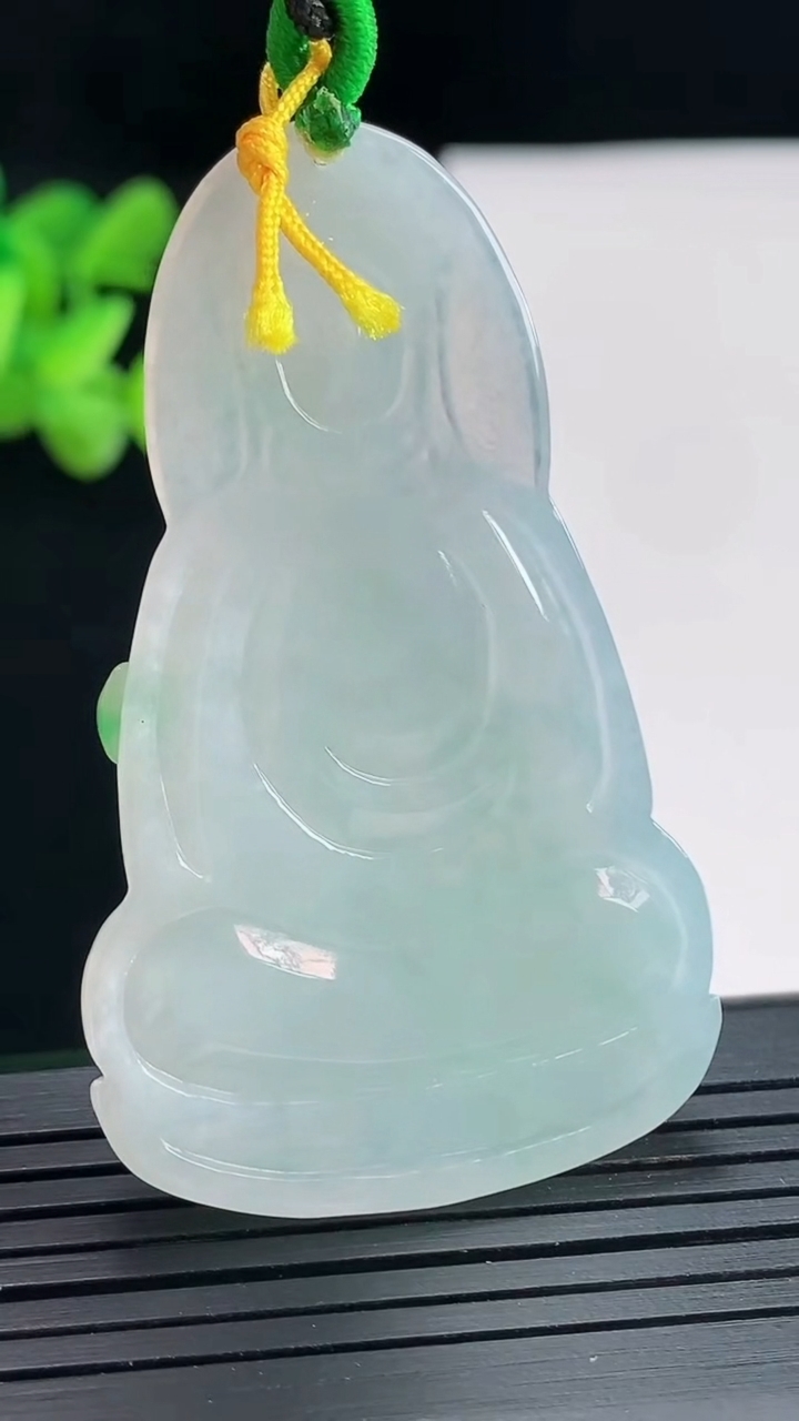 天然A货翡翠大势至菩萨吊坠，尺寸55-33.6-5.2重量:17.99g
4月25日