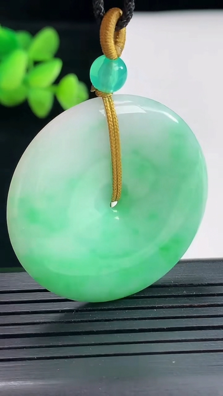 天然A货翡翠平安扣吊坠，尺寸37-5.6重量:16.81g
4月25日