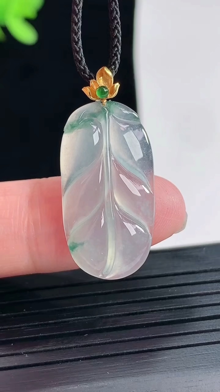 天然A货翡翠种飘花金枝玉叶 叶子吊坠，尺寸24-14-3.2重量:2.49g
4月25日