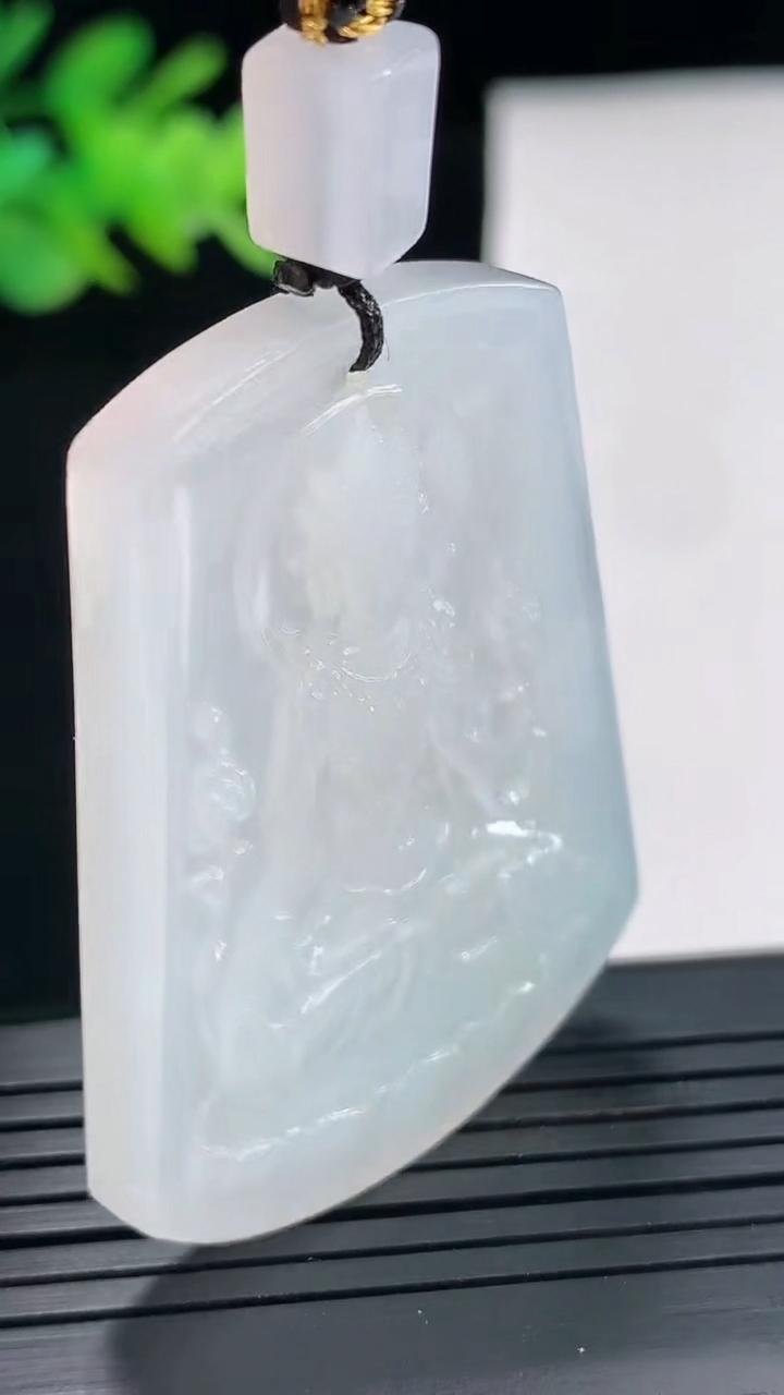 天然A货翡翠大势至菩萨吊坠，尺寸46.5-35-5重量:19.96g
4月25日