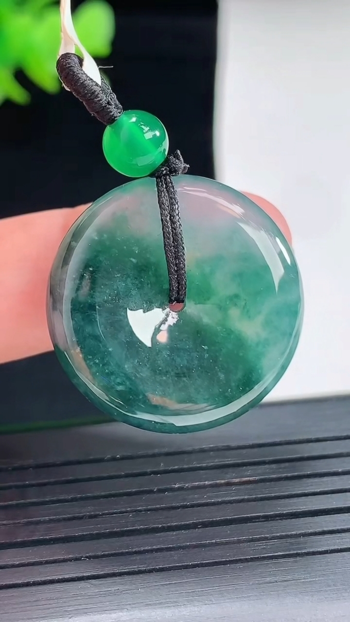 天然A货翡翠冰种飘花平安扣吊坠，尺寸25.5-5.2重量:8.28g
4月25日