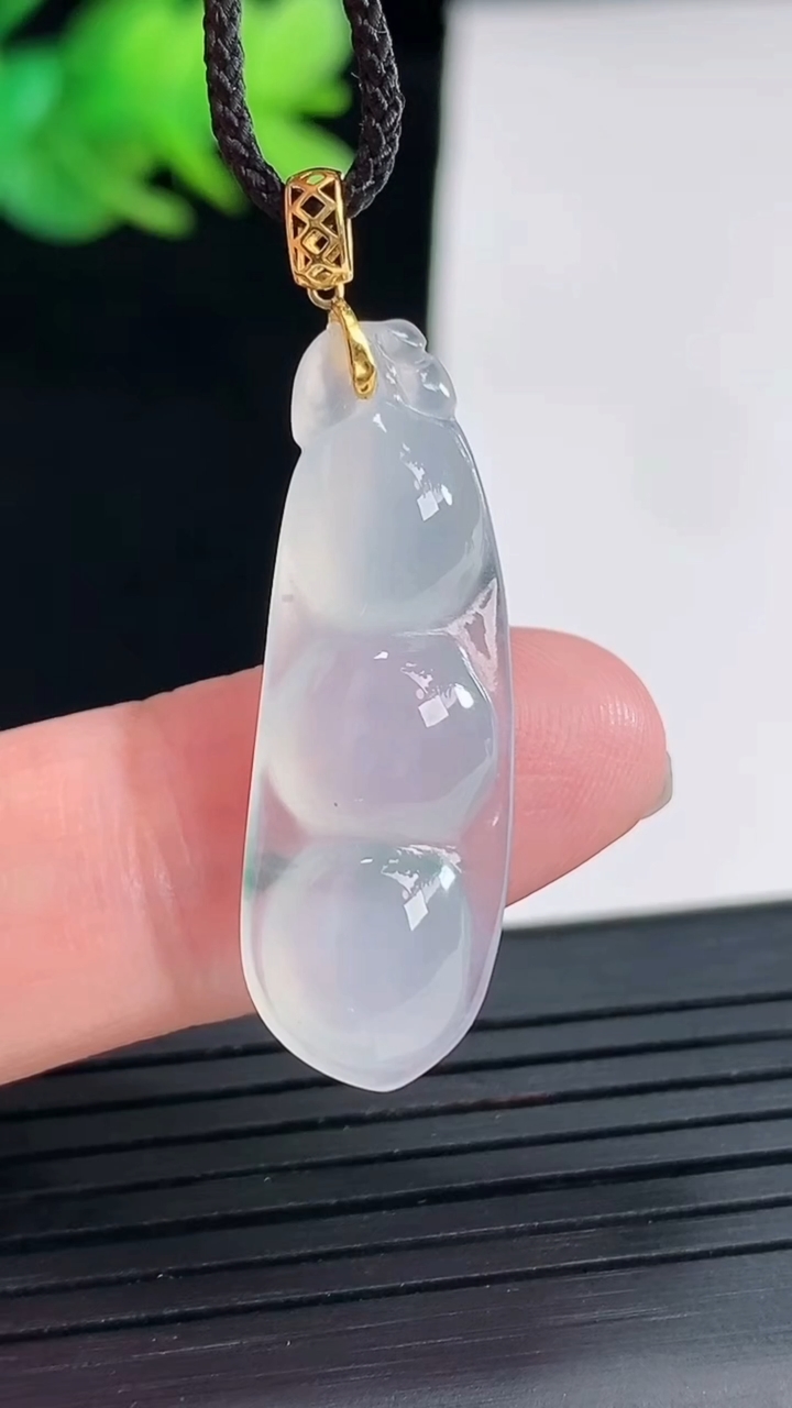 天然A货翡翠种飘花福豆吊坠，尺寸30.6-10-5.3重量:2.82g
4月25日