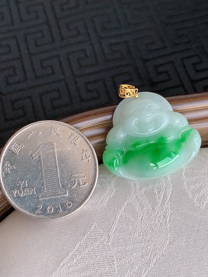 天然A货翡翠18K金扣头飘阳绿佛公吊坠 
尺寸22.8-26.2-6mm 重量5.86g 0425