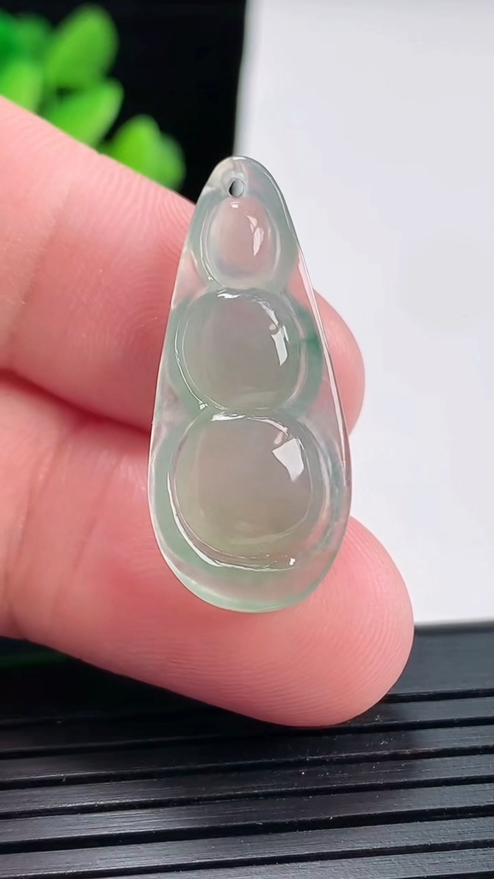 天然A货翡翠福豆吊坠，尺寸30.5-13.6-4.3重量:2.76g
4月25日