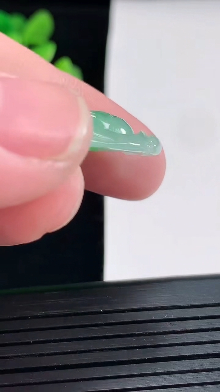 天然A货翡翠如意吊坠，尺寸36.5-21-6重量:8.51g
4月25日