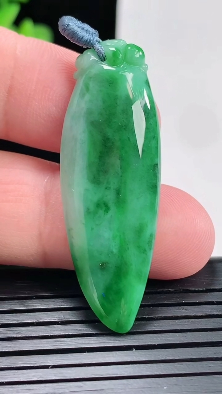 天然A货翡翠福瓜吊坠，尺寸45-15-5.5重量:6.29g
4月25日