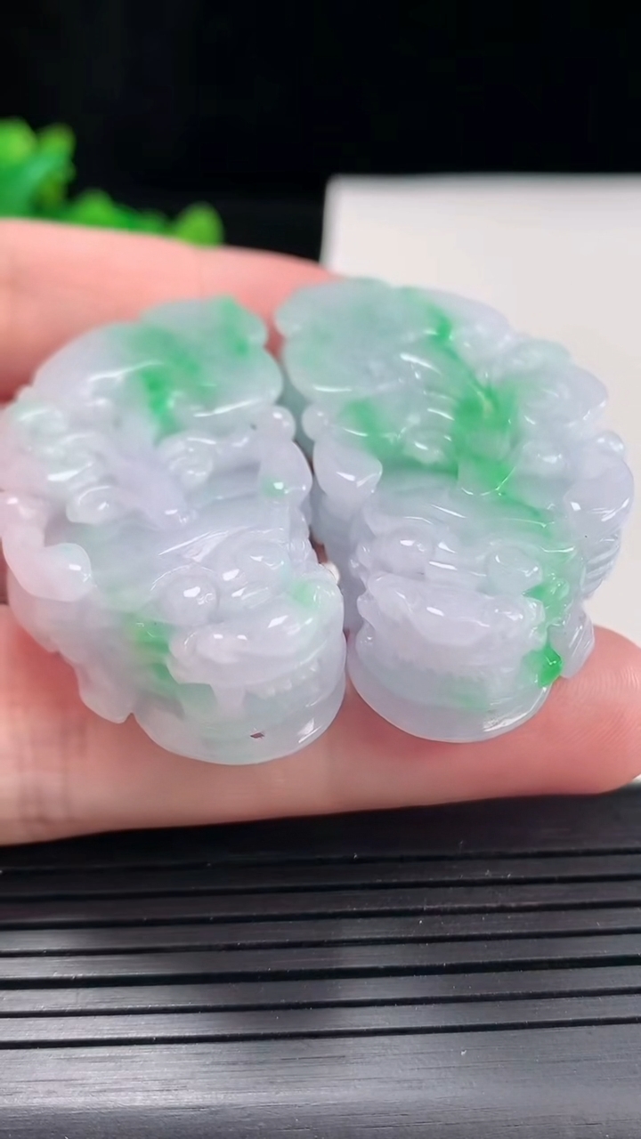 天然A货翡翠貔貅吊坠一对，尺寸49-25.6-12.5重量:65.94g
4月25日