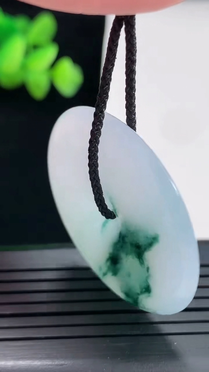 天然A货翡翠飘花平安扣吊坠，尺寸37-5.6重量:15.92g
4月25日