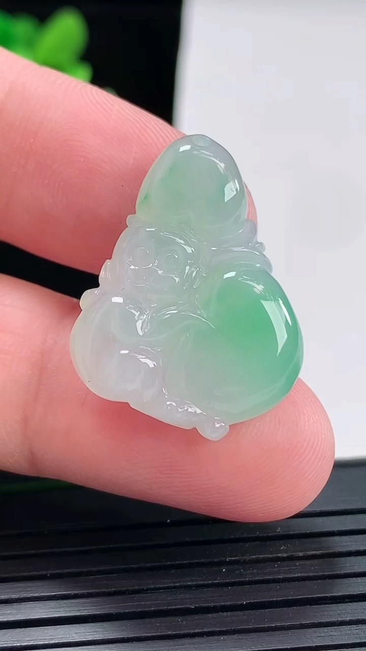 天然A货翡翠寿桃吊坠，尺寸27.5-20.6-4.5重量:4.52g
4月25日