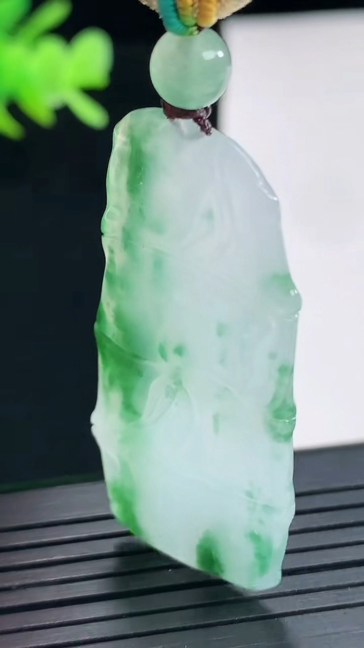 天然A货翡翠节节高升 竹节吊坠，尺寸47-22-4重量:12.56g
4月25日