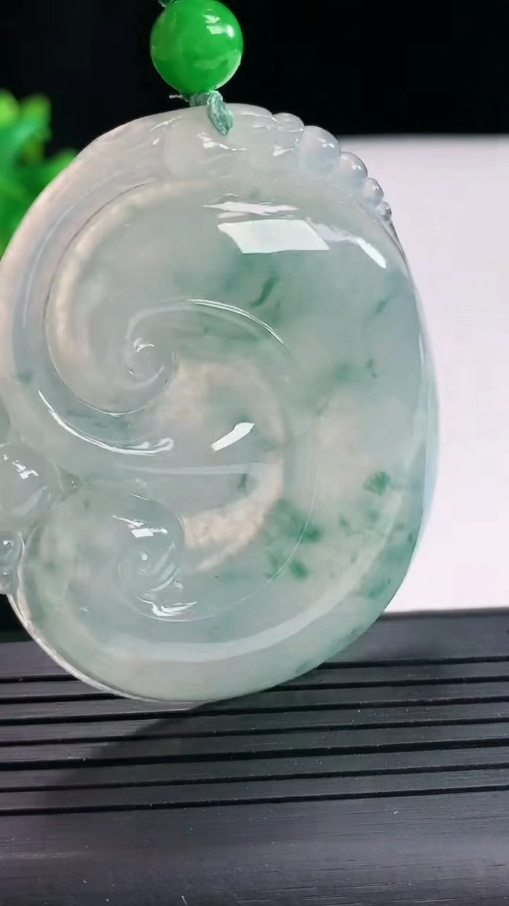 天然A货翡翠种飘花如意吊坠，尺寸57-47-7.6重量:38.28g
4月25日