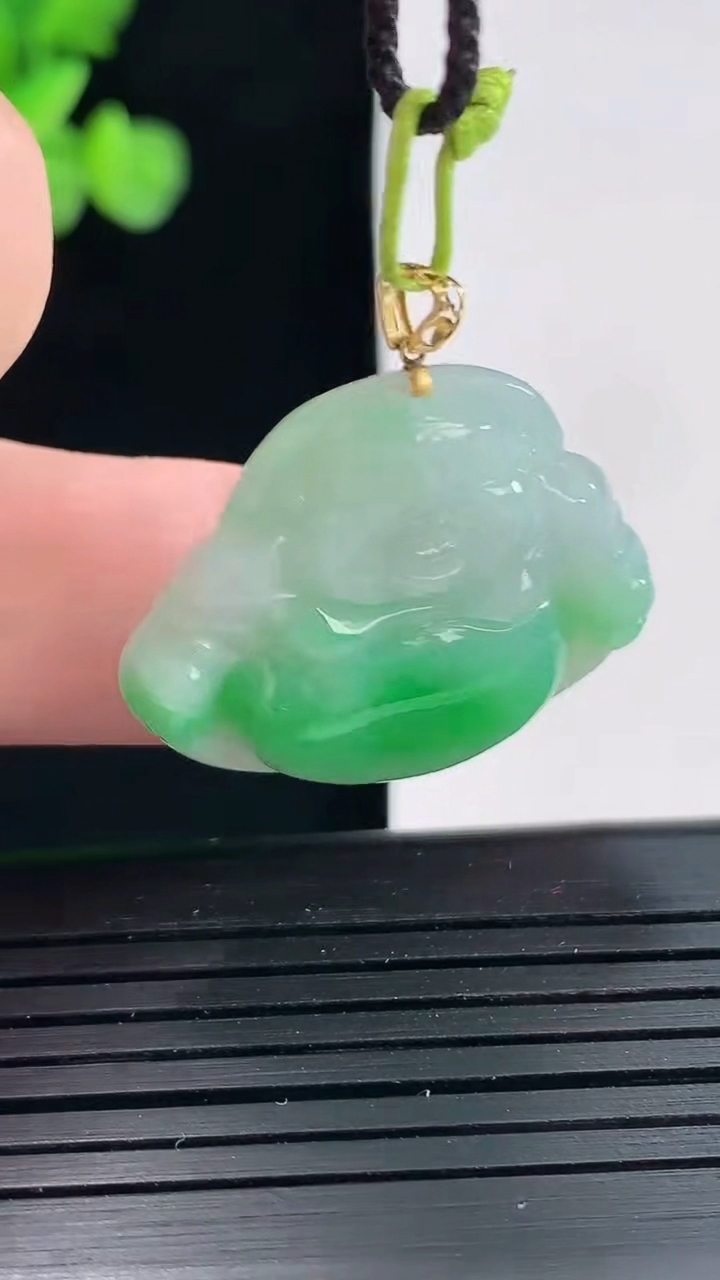 天然A货翡翠佛公吊坠，尺寸24-29-5.6重量:5.92g
4月25日