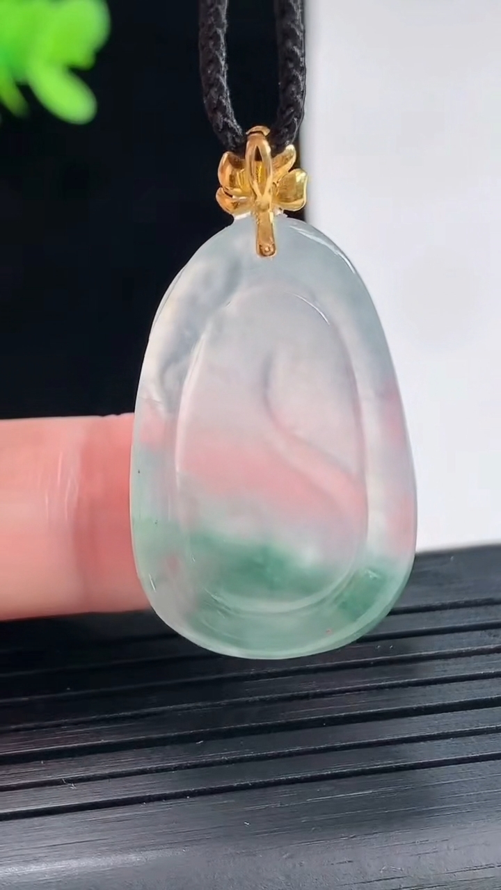 天然A货翡翠种飘花和和美美 荷叶鱼吊坠，尺寸30-19.5-5重量:5.47g
4月25日