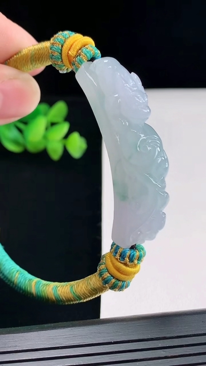 天然A货翡翠冰种飘花貔貅玉手牌，尺寸48-12.5-11.2重量:27.82g
4月25日