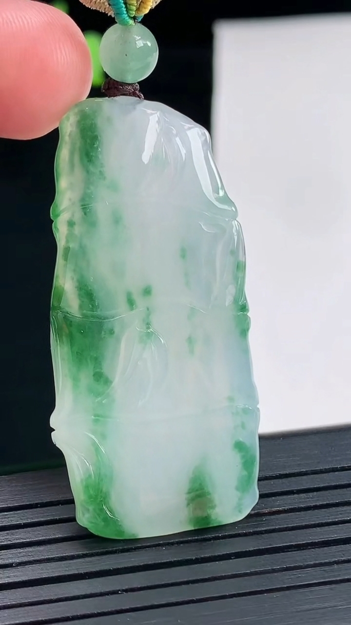 天然A货翡翠节节高升 竹节吊坠，尺寸47-22-4重量:12.56g
4月25日
