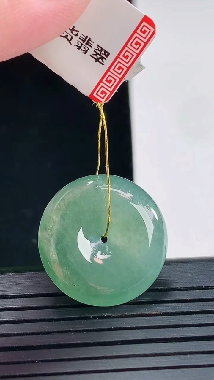 天然A货翡翠平安扣吊坠，尺寸21-5.2重量:5.14g
4月25日