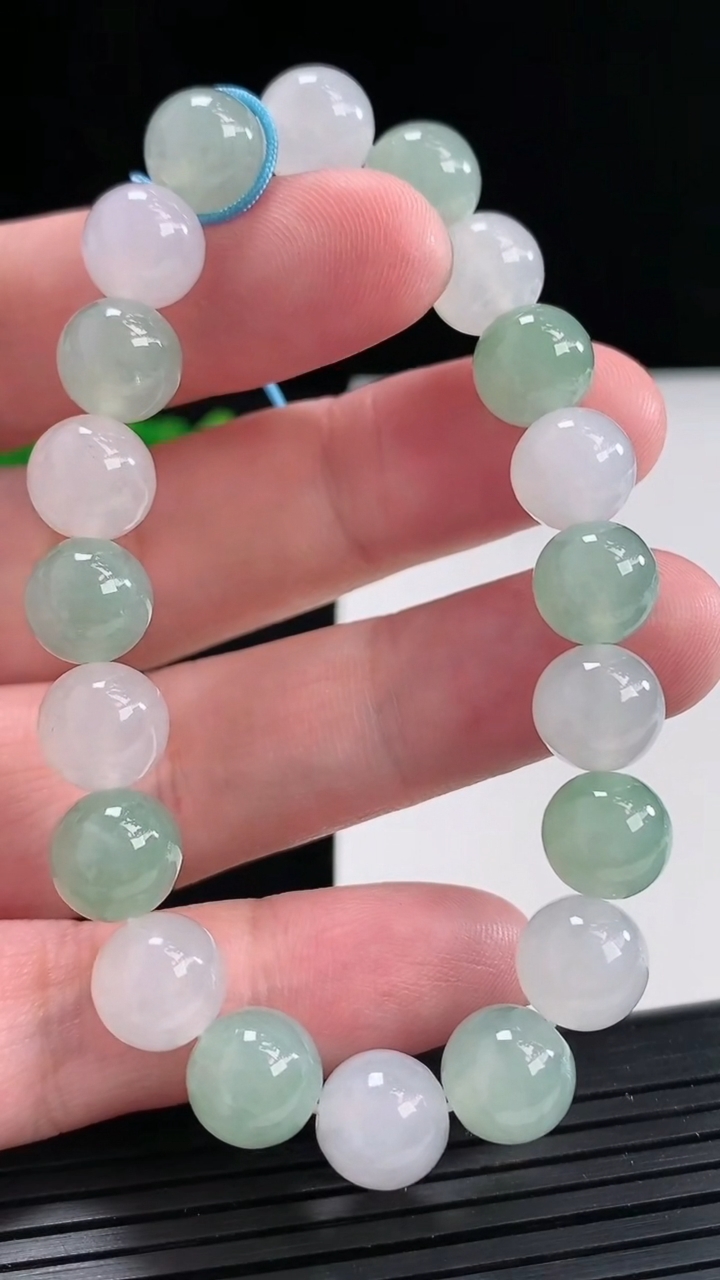 天然A货翡翠圆珠手串，尺寸9.5-20颗重量:30.05g4月25日
工厂直销收藏佳品,种好水足，色泽均匀，有种有色，上手高大气！