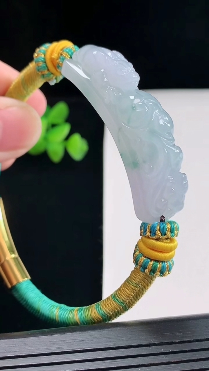 天然A货翡翠冰种飘花貔貅玉手牌，尺寸48-12.5-11.2重量:27.82g
4月25日